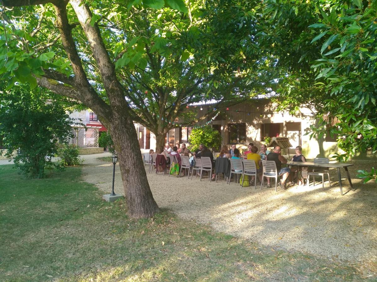 La Ferme Du Marais Poitevin - Roulotte Hotel Benet Exterior photo